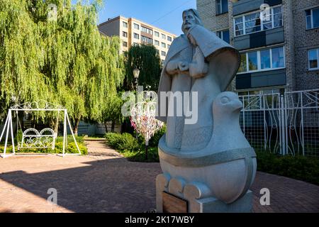 Platz des Jungvermählten mit einer Skulptur von Peter und Fevronia von Murom in der Stadt Balabanovo, Russland - August 2022 Stockfoto