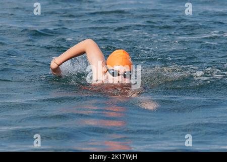 ISTANBUL, TURKIYE - 02. JULI 2022: Undefinierter Athlet, der während des Maltepe Water Sports Festival in der Schwimmkomponente des Aquathlons teilnimmt Stockfoto