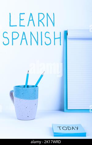 Schild mit der Anzeige „Spanisch lernen“. Wort für die Übersetzung Sprache in Spanien Vokabeldialektalektsprache Stockfoto