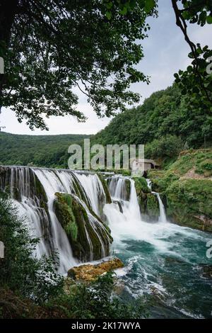 Una Schlucht mit Wasserfällen Kaskade Strbacki buk im Nationalpark Una in der Nähe von Kulen Vakuf, Bosnien und Herzegowina. Stockfoto