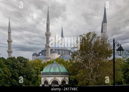 Türkei, Istanbul, Sultanahmet, Hippodrom, Kaiser-Wilhelm-Brunnen und Minarette der Sultanahmet-Moschee. Stockfoto