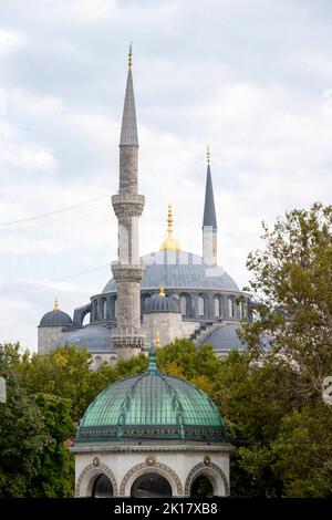 Türkei, Istanbul, Sultanahmet, Hippodrom, Kaiser-Wilhelm-Brunnen und Minarette der Sultanahmet-Moschee. Stockfoto