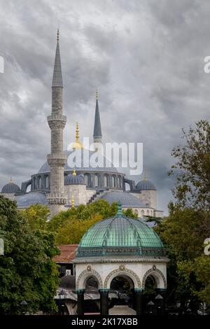 Türkei, Istanbul, Sultanahmet, Hippodrom, Kaiser-Wilhelm-Brunnen und Minarette der Sultanahmet-Moschee. Stockfoto