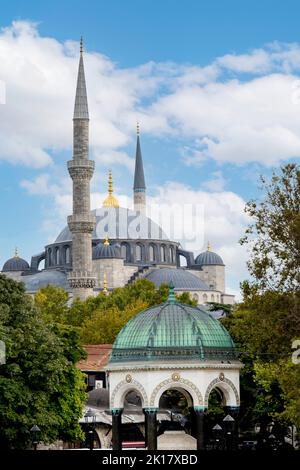 Türkei, Istanbul, Sultanahmet, Hippodrom, Kaiser-Wilhelm-Brunnen und Minarette der Sultanahmet-Moschee. Stockfoto