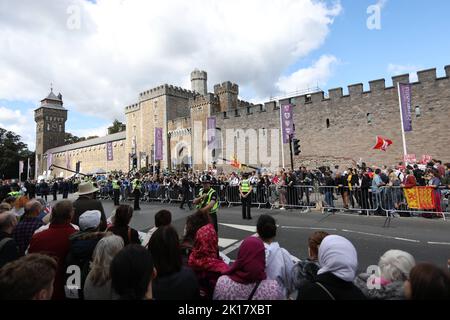 Cardiff, Wales, Großbritannien. 16. September 2022. Die Menschenmassen vor Cardiff Castle warten auf den Besuch von König Charles. Kredit: Mark Hawkins/Alamy Live Nachrichten Stockfoto