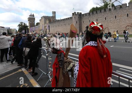 Cardiff, Wales, Großbritannien. 16. September 2022. Die Menschenmassen vor Cardiff Castle warten auf den Besuch von König Charles. Kredit: Mark Hawkins/Alamy Live Nachrichten Stockfoto