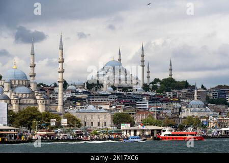 Türkei, Istanbul, Eminönü, Pier der Fährschiffe, links die Minarette der Yeni Cami, am Hügel die Süleymaniye-Camii und rechts unten die Rüstem-Pasa-ca Stockfoto