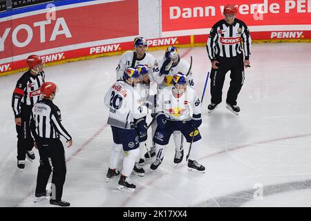 KÖLN, DEUTSCHLAND - 15. SEPTEMBER 2022: Hockeyspiel DEL Kölner Haie - EHC Red Bull München Stockfoto