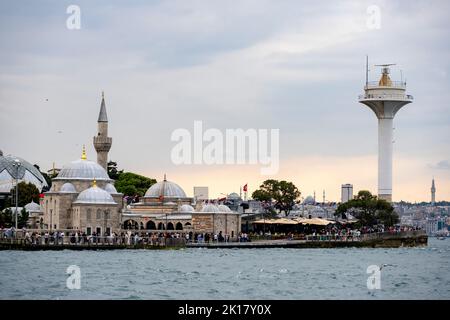 Türkei, Istanbul, Üsküdar, links die von Mimar Sinan entworfene Semsi Ahmet Pasa Külliyesi (1580-81), rechts der Bogaz Trafik Sinyalizasyon Kulesi (Si Stockfoto