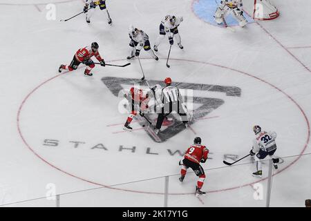 KÖLN, DEUTSCHLAND - 15. SEPTEMBER 2022: Hockeyspiel DEL Kölner Haie - EHC Red Bull München Stockfoto