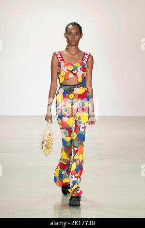 New York, Usa. 14. September 2022. Ein Model geht auf der Vivienne Tam Modenschau im September 2022 auf die Piste New York Fashion Week: Die Shows in den Spring Studios in New York City. Kredit: SOPA Images Limited/Alamy Live Nachrichten Stockfoto