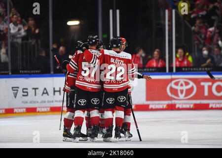 KÖLN, DEUTSCHLAND - 15. SEPTEMBER 2022: Hockeyspiel DEL Kölner Haie - EHC Red Bull München Stockfoto