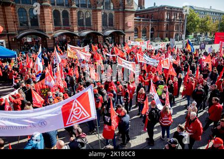 Bremen, Deutschland. 16. September 2022. Zahlreiche Teilnehmer stehen bei einer Kundgebung der IG Metall Küste mit Transparenten und Fahnen auf dem Bahnhofsvorplatz. In Bremen beginnt die Tarifverhandlung für die 130.000 Beschäftigten der norddeutschen Metall- und Elektroindustrie. Quelle: Hauke-Christian Dittrich/dpa/Alamy Live News Stockfoto