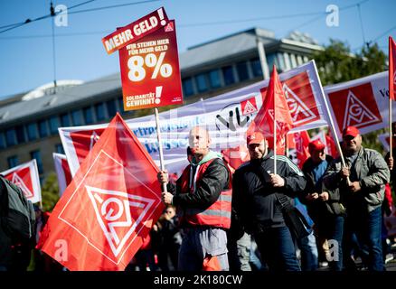 Bremen, Deutschland. 16. September 2022. Zahlreiche Teilnehmer ziehen während einer Demonstration der IG Metall Küste von der Bürgerweide zu einer Kundgebung auf dem Bahnhofsvorplatz. In Bremen beginnt die Tarifverhandlung für die 130.000 Beschäftigten der norddeutschen Metall- und Elektroindustrie. Quelle: Hauke-Christian Dittrich/dpa/Alamy Live News Stockfoto