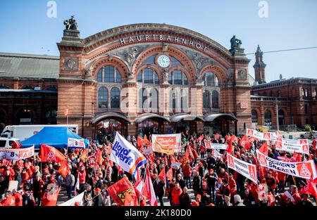 Bremen, Deutschland. 16. September 2022. Zahlreiche Teilnehmer stehen bei einer Kundgebung der IG Metall Küste mit Transparenten und Fahnen auf dem Bahnhofsvorplatz. In Bremen beginnt die Tarifverhandlung für die 130.000 Beschäftigten der norddeutschen Metall- und Elektroindustrie. Quelle: Hauke-Christian Dittrich/dpa/Alamy Live News Stockfoto