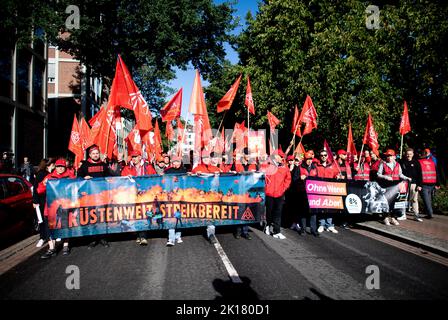 Bremen, Deutschland. 16. September 2022. Zahlreiche Teilnehmer wandern von der Bürgerweide zu einer Kundgebung auf dem Bahnhofsvorplatz während einer Demonstration der IG Metall Küste. In Bremen beginnt die Tarifverhandlung für die 130.000 Beschäftigten der norddeutschen Metall- und Elektroindustrie. Quelle: Hauke-Christian Dittrich/dpa/Alamy Live News Stockfoto