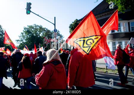 Bremen, Deutschland. 16. September 2022. Zahlreiche Teilnehmer ziehen während einer Demonstration der IG Metall Küste von der Bürgerweide zu einer Kundgebung auf dem Bahnhofsvorplatz. In Bremen beginnt die Tarifverhandlung für die 130.000 Beschäftigten der norddeutschen Metall- und Elektroindustrie. Quelle: Hauke-Christian Dittrich/dpa/Alamy Live News Stockfoto