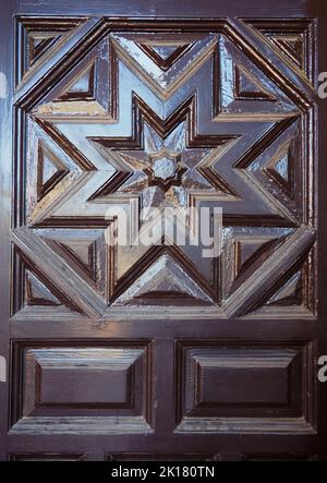 Schnitzerei Detail auf alten Holztür Stockfoto