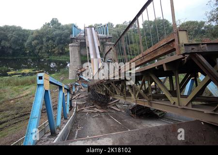 IZIUM, UKRAINE - 15. SEPTEMBER 2022 - Eine zerstörte Brücke über den Fluss Siverskyi Donez ist in Izium abgebildet, die von der russischen Invasion befreit wurde Stockfoto