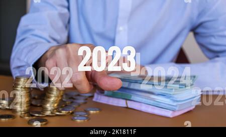 2023 Ziele und Ziele. Geschäftsjahr 2023. Geschäftsmann zeigt auf neues Jahr. Stockfoto