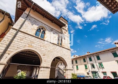 Altes Rathaus im kleinen Dorf Venzone. Durch das Erdbeben von 1976 zerstört. Provinz Udine, Friaul-Julisch Venetien, Italien, Europa. Stockfoto