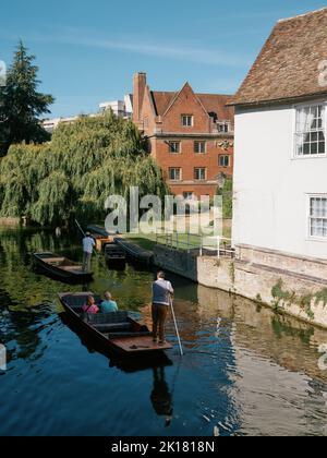 Die Aussicht von der Magdalene Bridge mit Punts, die an einem Sommertag in Cambridge Cambridgeshire England die River Cam bereisen Stockfoto