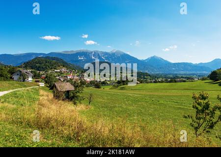 Ländliche Landschaft und Alpen in Oberkrain (Gorenjska) in der Nähe des kleinen Dorfes Zgornje Gorje, Gemeinde Gorje, Nationalpark Triglav, Slowenien. Stockfoto