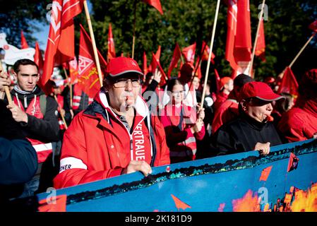 Bremen, Deutschland. 16. September 2022. Zahlreiche Teilnehmer wandern von der Bürgerweide zu einer Kundgebung auf dem Bahnhofsvorplatz während einer Demonstration der IG Metall Küste. In Bremen beginnt die Tarifverhandlung für die 130.000 Beschäftigten der norddeutschen Metall- und Elektroindustrie. Quelle: Hauke-Christian Dittrich/dpa/Alamy Live News Stockfoto