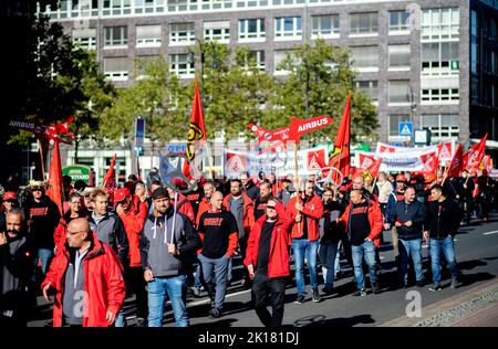 Bremen, Deutschland. 16. September 2022. Zahlreiche Teilnehmer wandern von der Bürgerweide zu einer Kundgebung auf dem Bahnhofsvorplatz während einer Demonstration der IG Metall Küste. In Bremen beginnt die Tarifverhandlung für die 130.000 Beschäftigten der norddeutschen Metall- und Elektroindustrie. Quelle: Hauke-Christian Dittrich/dpa/Alamy Live News Stockfoto