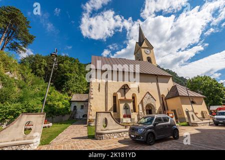 Kirche des kleinen Dorfes Malborghetto Valbruna (Chiesa della Visitazione di Maria Santissima) im neugotischen Stil, XIX Jahrhundert. Friaul, Italien. Stockfoto