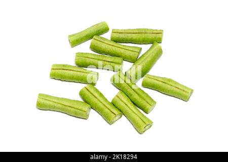 Kleine Stücke von jungen Yard langen Bohnen geschnitten, isoliert auf einem weißen Hintergrund Stockfoto