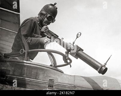 Ein Luftgewehrkanone mit einer Hythe Mk III Gun Camera während der Trainingsaktivitäten im Ellington Field, Houston, Texas, im April 1918. Die Mk III, gebaut, um die Größe, Handhabung und das Gewicht einer Lewis Gun zu entsprechen, wurde während des Trainings verwendet und nahm ein Foto auf, wenn der Abzug gezogen wurde. Während einer Besprechung könnte ein Ausbilder die Auszubildenden zu besseren Zielstrategien coachen. Stockfoto