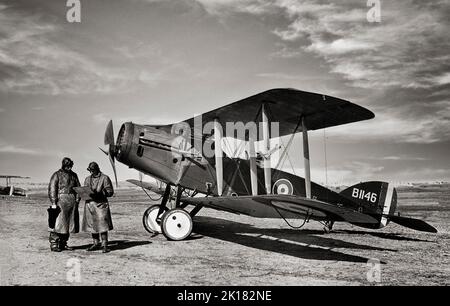 Kapitän Ross-Smith (links) und Beobachter der 1. Squadron A.F.C. Palästina, 1918 mit ihrem Bristol F.2 Fighter, einem zweisitzigen britischen Doppeldecker-Kämpfer und Aufklärungsflugzeug aus dem Ersten Weltkrieg, das oft als „Biff“ bezeichnet wird. Stockfoto