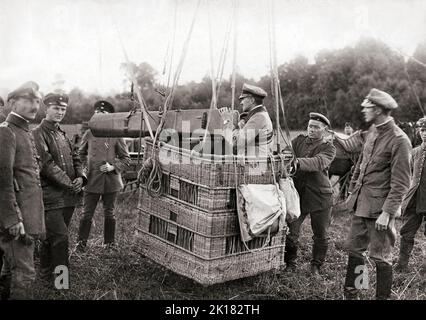 Ein deutscher Beobachtungsballon, ausgestattet mit einer Fernkamera. 1916. Sie wurden als Luftplattform für Nachrichtendienste und Artilleriebotterie eingesetzt. Die Ballons wurden mit Wasserstoffgas gefüllt, dessen brennbare Natur zur Zerstörung von Hunderten von Ballons auf beiden Seiten führte. Normalerweise wurden Ballons an ein Stahlkabel gebunden, das an einer Winde befestigt war, die den Gasbeutel auf die gewünschte Höhe (normalerweise 1.000-1.500 Meter) rollte und ihn am Ende einer Beobachtungssitzung wieder abholte. Stockfoto