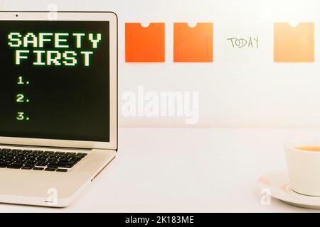 Textunterschrift mit der Darstellung von Sicherheit zuerst. Business Showcase Vermeiden Sie unnötige Risiken sicher leben Vorsicht walten lassen Stockfoto