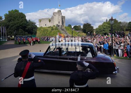 König Karl III. Und der Königin Consort bei der Ankunft im Cardiff Castle in Wales. Bilddatum: Freitag, 16. September 2022. Stockfoto