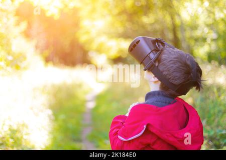 Ein Junge in Virtual-Reality-Brille auf der Straße. Moderne Kinder . 3D Gläser. Moderne Technologien. Virtuelle Spiele Stockfoto