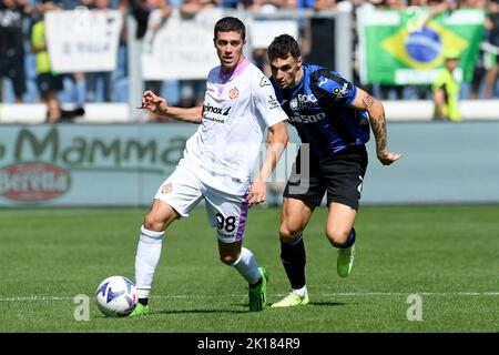 Luca Zanimacchia von US Cremonese und Nadir Zortea von Atalanta BC konkurrieren um den Ball während der Serie A Spiel zwischen Atalanta und Cremonese in Gebis Stockfoto