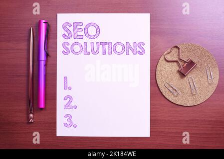 Handschriftenschild Seo Solutions. Übersicht über das Unternehmen Suchergebnisseite Besucherzahlen nach Rankings erhöhen Stockfoto