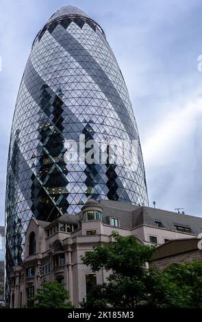 LONDON, ENGLAND - 21.. JULI 2022: Blick auf die 30 St Mary Axt oder den Ghurkin, den legendären neuen kommerziellen skycraper von London Stockfoto