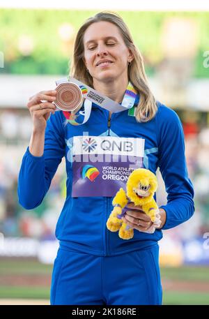 Elena Vallortigara aus Italien überreicht die Bronzemedaille für den Hochsprung der Frauen bei den Leichtathletik-Weltmeisterschaften, Hayward Field, Eugene, Oregon, USA Stockfoto