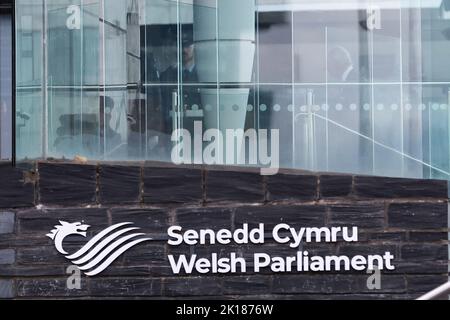 Cardiff, Großbritannien. 16. September 2022. König Charles 111 kommt im Senedd in Cardiff an. King Charles 111 Besuch in Cardiff, South Wales am Freitag 16. September 2022. PIC by Andrew Orchard/Alamy Live News Stockfoto