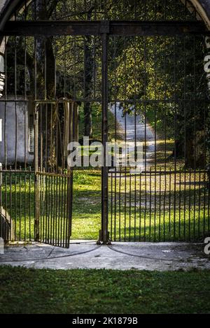 Tor zur Burg Bosiljevo, mittelalterliche Burg im Besitz der Familie Frankopan und jetzt in einem Zustand der Reparatur, Karlovac County, Kroatien Stockfoto