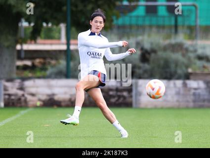 Paris, Frankreich. 16. September 2022. Der chinesische Spieler Yang Lina nimmt am 16. September 2022 an einer Trainingseinheit auf dem Trainingsgelände des Fußballvereins Bougival Paris Saint-Germain in Bougival, nordwestlich von Paris, Frankreich, Teil. Kredit: Gao Jing/Xinhua/Alamy Live Nachrichten Stockfoto