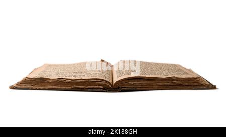 Ein einziges altes, abgenutztes jüdisches Buch. Öffnen Sie schäbige Seiten von Machzor auf weißem Hintergrund. Nahaufnahme. Selektiver Fokus Stockfoto