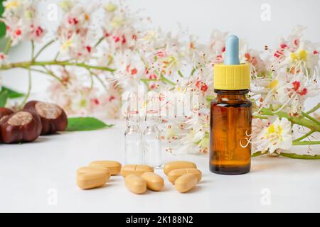 Flasche Rosskastanienextrakt, Essenz von Kastanienblüten. Blühende Zweige und Blätter von Rosskastanie. Herstellung von Medikamenten, Tabletten, Zink Stockfoto
