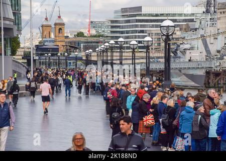 London, Großbritannien. 16. September 2022. Neben der Tower Bridge warten riesige Menschenmassen. Die Schlange für das im Zustand liegende von Königin Elizabeth II. Erstreckt sich über mehrere Meilen, während Trauernde stundenlang warten, um den Sarg der Königin zu sehen. Der Sarg wurde in der Westminster Hall im Palace of Westminster platziert, wo sie bis zu ihrer Beerdigung am 19.. September bleiben wird. Kredit: Vuk Valcic/Alamy Live Nachrichten Stockfoto