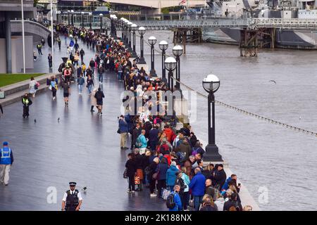 London, Großbritannien. 16. September 2022. Neben der Tower Bridge warten riesige Menschenmassen. Die Schlange für das im Zustand liegende von Königin Elizabeth II. Erstreckt sich über mehrere Meilen, während Trauernde stundenlang warten, um den Sarg der Königin zu sehen. Der Sarg wurde in der Westminster Hall im Palace of Westminster platziert, wo sie bis zu ihrer Beerdigung am 19.. September bleiben wird. Kredit: Vuk Valcic/Alamy Live Nachrichten Stockfoto