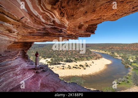 Eine Frau blickt auf die wunderschöne Schlucht des Kalbarri National Park, Westaustralien Stockfoto