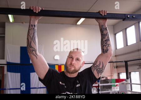 Das finnische Schwergewicht Robert Helenius in seiner Trainingshalle in Mariehamn am Åland in Finnland, März 2019. Foto: Rob Watkins Stockfoto